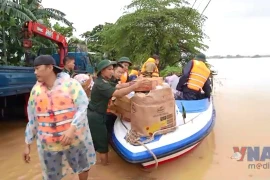 岘港市边防官兵奔赴洪灾一线送上生命保障