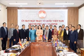 越南祖国阵线胡志明市委员会代表团与老挝建国阵线万象委员会、老挝建国阵线占巴塞省委员会代表团合影。图自越通社