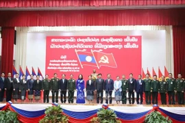 越南国家副主席武氏映春和老挝国家副主席巴妮·雅陶都以及两国代表合影。图自越通社