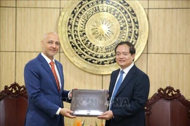 阿拉伯联合酋长国驻越南大使巴德尔·阿尔马特鲁什和西宁省人民委员会副主席阮鸿清。图自越通社