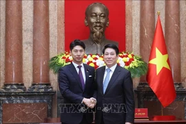 越南国家主席梁强会见日本自由民主党青年局局长、众议员中曾根康隆。图自越通社