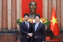 越南国家主席梁强会见日本自由民主党青年局局长、众议员中曾根康隆。图自越通社