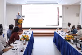法国远东学院首席代表菲利普·勒·费勒发表讲话。图自越通社
