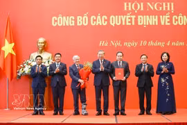 越共中央总书记、国家主席苏林向国会党委颁发2025—2030年任期人事决定
