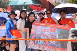 百姓不畏烈日骤雨 热情观摩阅兵游行第二次合练