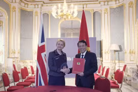 越共中央政治局委员、公安部部长梁三光大将与英国内政大臣伊薇特·库珀签署两部预防和打击人口贩卖行动计划。图自越通社