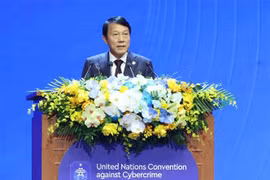 越共中央政治局委员、公安部部长梁三光大将发表讲话。图自越通社