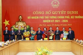 范明政总理授予国家主席关于任命两位副总理和三位部长的决定。图自越通社