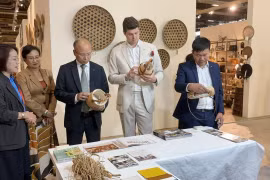 越南驻法国大使丁全胜参观展会。图自越通社