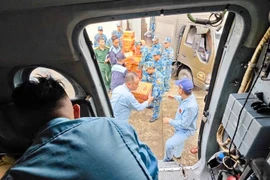 越南国防部出动直升机对灾区受灾群众进行施救