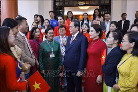 越南国会主席陈青敏会见马来西亚越南人代表。图自越通社