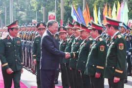 越共中央总书记、中央军委书记苏林和代表们握手。图自越通社