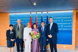 越南驻奥地利大使武黎太黄（左二）礼节性拜会下奥地利州州长约翰娜·米克尔－莱特纳。图自越通社