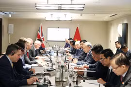 苏林总书记出席在英国举行的人工智能与半导体芯片座谈会