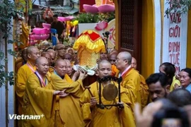 恭迎印度国宝释迦牟尼佛舍利至河内馆使寺。图自越通社