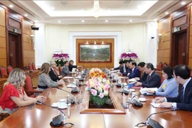 潘廷镯同志接见墨西哥工党高级代表团。图自越通社