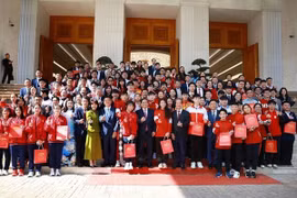 范明政总理会见国际竞赛获奖学生