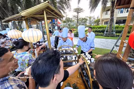 游客品尝各地美食。图自越通社