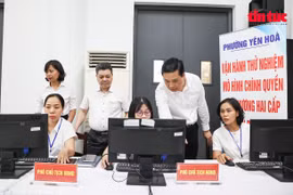 河内市安和坊领导在两级政府模式测试第一天检查信息技术系统。图自越通社