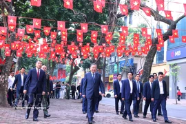 3月15日上午，越共中央总书记苏林前往河内市巴亭坊第2投票区，参加第十六届国会代表和2026—2031年任期各级人民议会代表选举投票。图自越通社