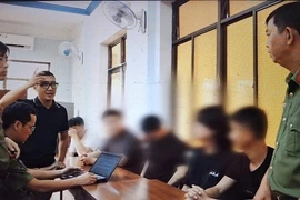 警方正在与一群非法入境人员进行询问。图自广义公安厅