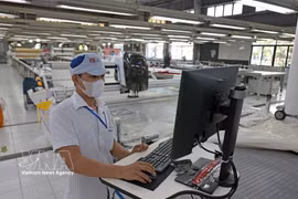 纺织品出口是促进经济增长的项目之一。图自越通社