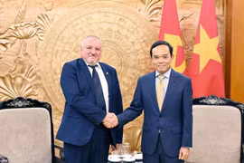 越共中央书记处书记、中央政策与战略部部长陈流光会见匈牙利社会党（MSZP）主席科姆亚蒂·伊姆莱（Komjáthi Imre）。图自越通社