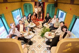 游客有机会品尝河内土特产。图自baodautu.vn