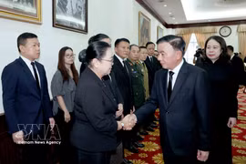 越共中央书记处常务书记陈锦秀率领越南党和国家高级代表团前往老挝驻越南大使馆吊唁老挝国会主席赛宋蓬·丰威汉，向老挝驻越大使坎葆·恩塔万表达了深切哀悼。图自越通社