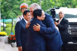越南政府总理范明政会见古共中央第一书记、古巴国家主席迪亚斯-卡内尔。图自越通社