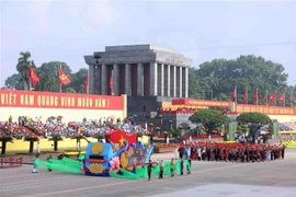 代表越南54个民族的方阵。图自越通社