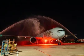 阿联酋航空首趟飞往岘港的航班以喷水仪式迎接。太阳集团供图