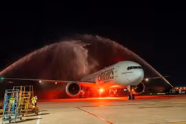 阿联酋航空首趟飞往岘港的航班以喷水仪式迎接。太阳集团供图