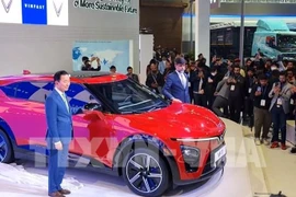 高端电动SUV车型VF 7亮相仪式。图自越通社