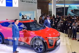 高端电动SUV车型VF 7亮相仪式。图自越通社