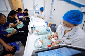 医护人员正在照料刚出生的新生儿。Vietnam+