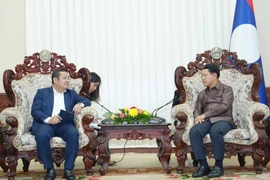 越南化工集团董事长冯光协向老挝政府副总理沙伦塞·贡马西及相关部委汇报了甘蒙省钾盐矿开采与加工项目的实施进展情况。图自越通社