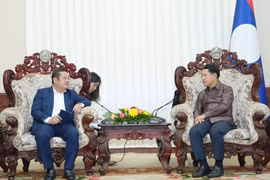 越南化工集团董事长冯光协向老挝政府副总理沙伦塞·贡马西及相关部委汇报了甘蒙省钾盐矿开采与加工项目的实施进展情况。图自越通社