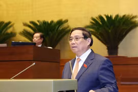 越南政府总理范明政于10月20日上午在第十五届国会第十次会议开幕式上作了2025年及2021—2025年经济社会发展五年计划实施结果报告。图自越通社