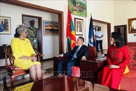 格林纳达总督塞茜尔·拉格雷纳德会见越南驻委内瑞拉兼驻格林纳达大使武中美。图自越通社