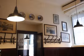 Antica Trattoria della Pesa餐馆内的胡志明主席肖像。图自越通社