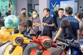 顾客亲临VFXanh门店体验电动摩托车。图自sggp.org.vn