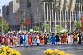 在升龙皇城文化空间举行的奥黛时装秀。图自《越南画报》