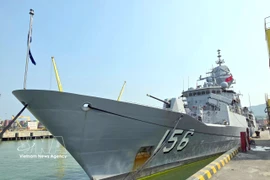 澳大利亚皇家海军的图文巴（HMAS Toowoomba）号护卫舰抵达仙沙港。图自越通社