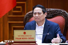 政府总理范明政在政府总部主持召开了政府常务委员会与坚江省委常委会和有关部门会议。图自越通社