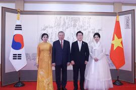 越共中央总书记苏林和夫人与韩民国总统李在明和夫人合影。图自越通社