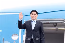 越南国家主席梁强率领越南高级代表团离开首都河内，前往韩国庆州出席于10月29日至11月1日举行的2025年亚太经济合作组织（APEC）领导人会议周，并期间开展系列双边活动。图自越通社