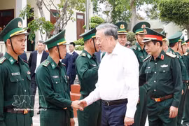 苏林总书记春节前走访慰问亚赫辽边防哨所干部和战士。图自越通社