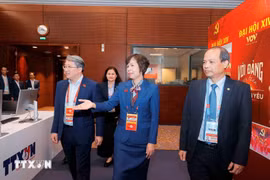 越共中央委员、司法部部长阮海宁参观越通社工作间。图自越通社）