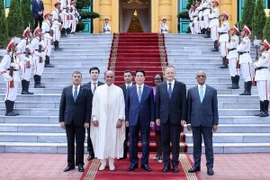国家主席梁强接受各国大使递交国书